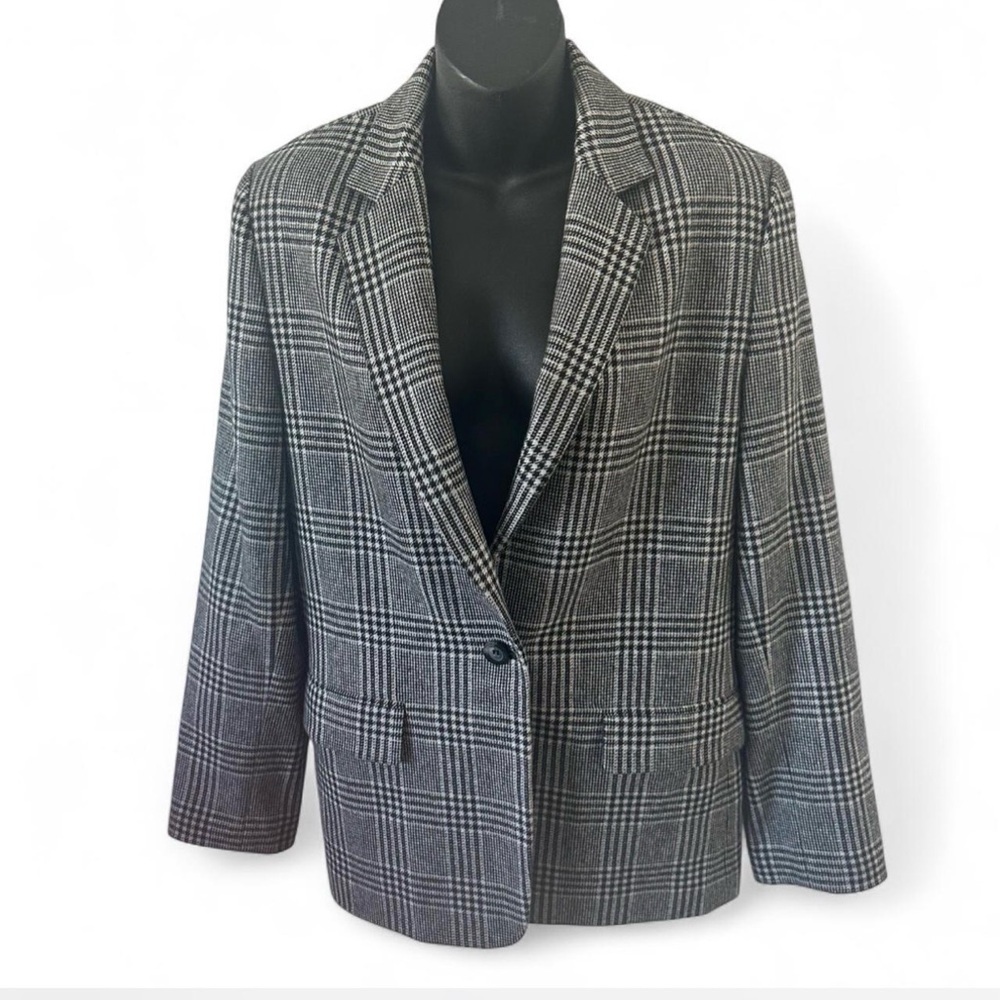 Bloomingdale's 100%Cashmere Black and White Checkered Jacket